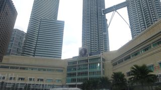 巨大なショッピングモール