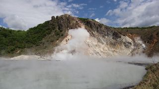 大きな池が、煮立っているように見える