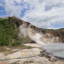 山頂から噴火しているみたい