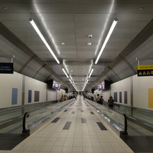 本土と空港を結ぶ地下トンネル。動く歩道完備。