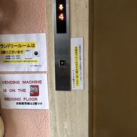 サンライズ観光ホテル、エレベーターは4階まで。