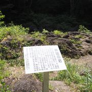 ゴツゴツした岩山が