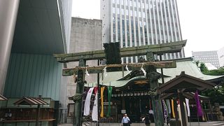 ビルの谷間の金刀比羅宮 