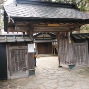 江戸時代の武家屋敷建築様式をそのまま受け継いだ佇まい