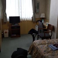 窓の向こうは川。ユニットバスあり。空調良し。部屋は古め。