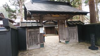江戸時代の武家屋敷建築様式をそのまま受け継いだ佇まい