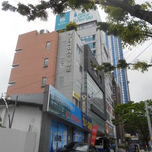 バスが顔出してるのがバスターミナル