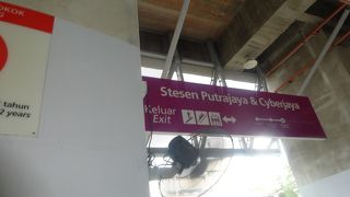 きれいで分かりやすい駅でした。