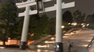 ビルの谷間の緑