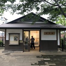 公園内にある小屋