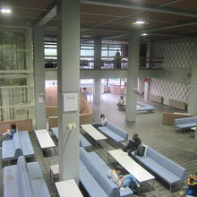 像の傍から１Fロビーを眺めるとこんな感じです。