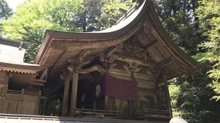 本殿に木彫りの彫刻