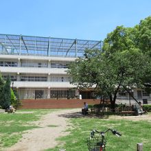 細い通りからの様子