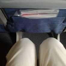 シートピッチは少し余裕あり