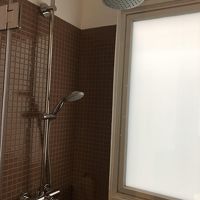 いかにも開きそうな窓に見えるが開かない窓だった。