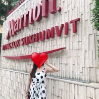 ホテルの前で記念写真