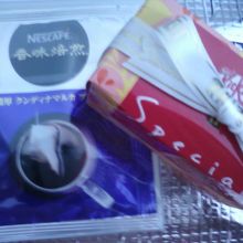 ひとつ432円です。サービスのコーヒーと。