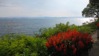湖岸の駐車場で一休み