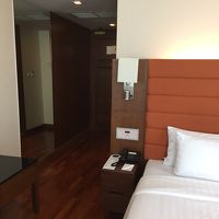 大きな鏡がお部屋にあり清潔です。