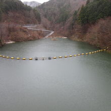 岩村ダムによって形成された三森山湖、非常に小さい湖です