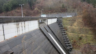 山奥にある小さなダム巨大な鳥かごの様な常用洪水吐口が特徴的です