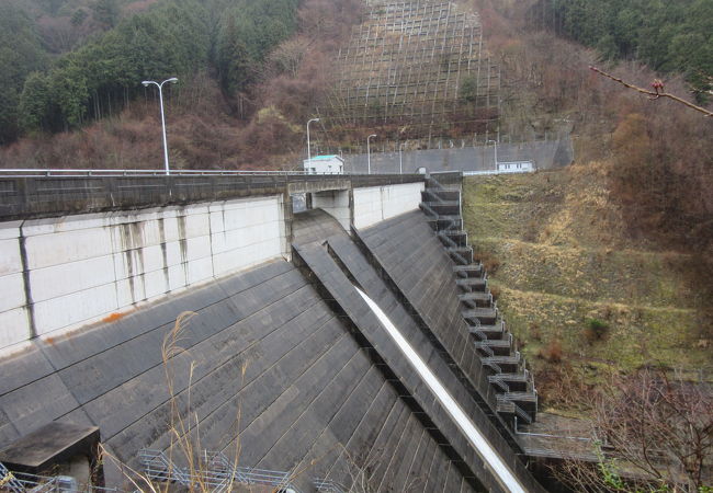 山奥にある小さなダム巨大な鳥かごの様な常用洪水吐口が特徴的です