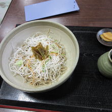 蕎麦の上に大根サラダと山葵の茎の醤油漬け、つゆかけて頂きます