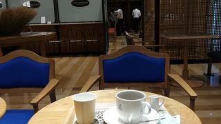 横浜駅にありながら、広々とした素敵なカフェ