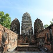 クメール式仏塔のある遺跡