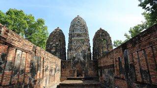 クメール式仏塔のある遺跡