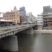 四条大橋と鴨川