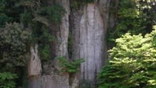 鎌倉時代の磨崖仏が残っています