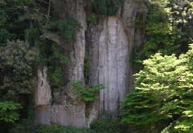 鎌倉時代の磨崖仏が残っています