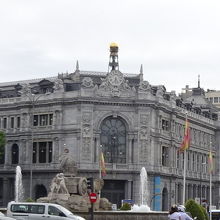 瀟洒な建物ですが、シベーレス宮殿の方が個人的には好きです