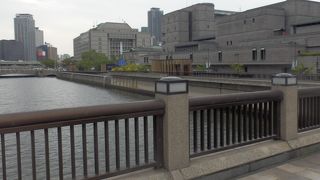 堂島川に架かる十数本の橋の一つで人道専用橋