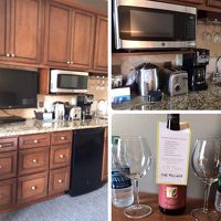 簡易キッチンとサービスのワイン&ミネラルウォーター♪