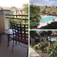 ベランダからはプールとぶどう畑が見えます