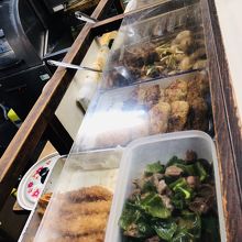 カウンター脇には沢山のおかずが