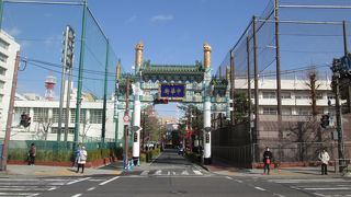 中華街の西の入口に位置