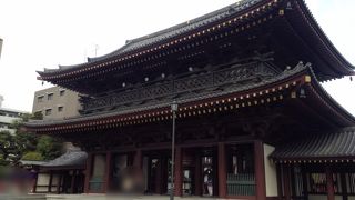 川崎大師で一番大きな門