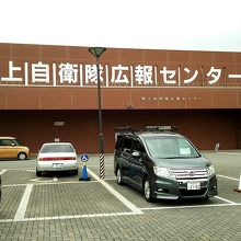 守衛前を右折してください