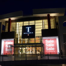 おもろまち駅を降りて直ぐ建物が左手に見えます