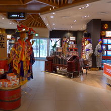 １階の沖縄土産品販売コーナー