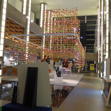 夜の店内入り口付近