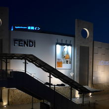 夜のTギャラリア建物外観