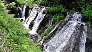 京都の庭園と同じ人工の滝。。。