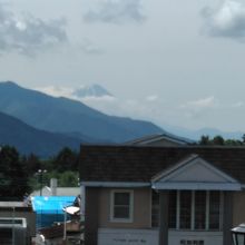 清里駅前から富士山がかすかに見える