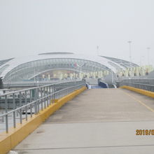 この橋を渡ると国際埠頭です。