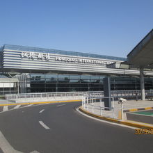 虹橋１号航駅楼の出口の景色。