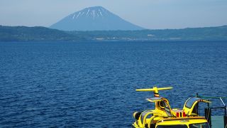 湖畔の遊歩道を散策